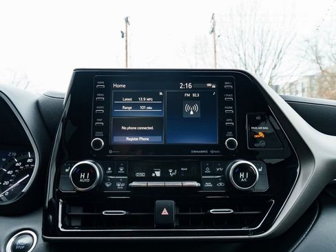 Used 2020 Toyota Highlander XLE image 13