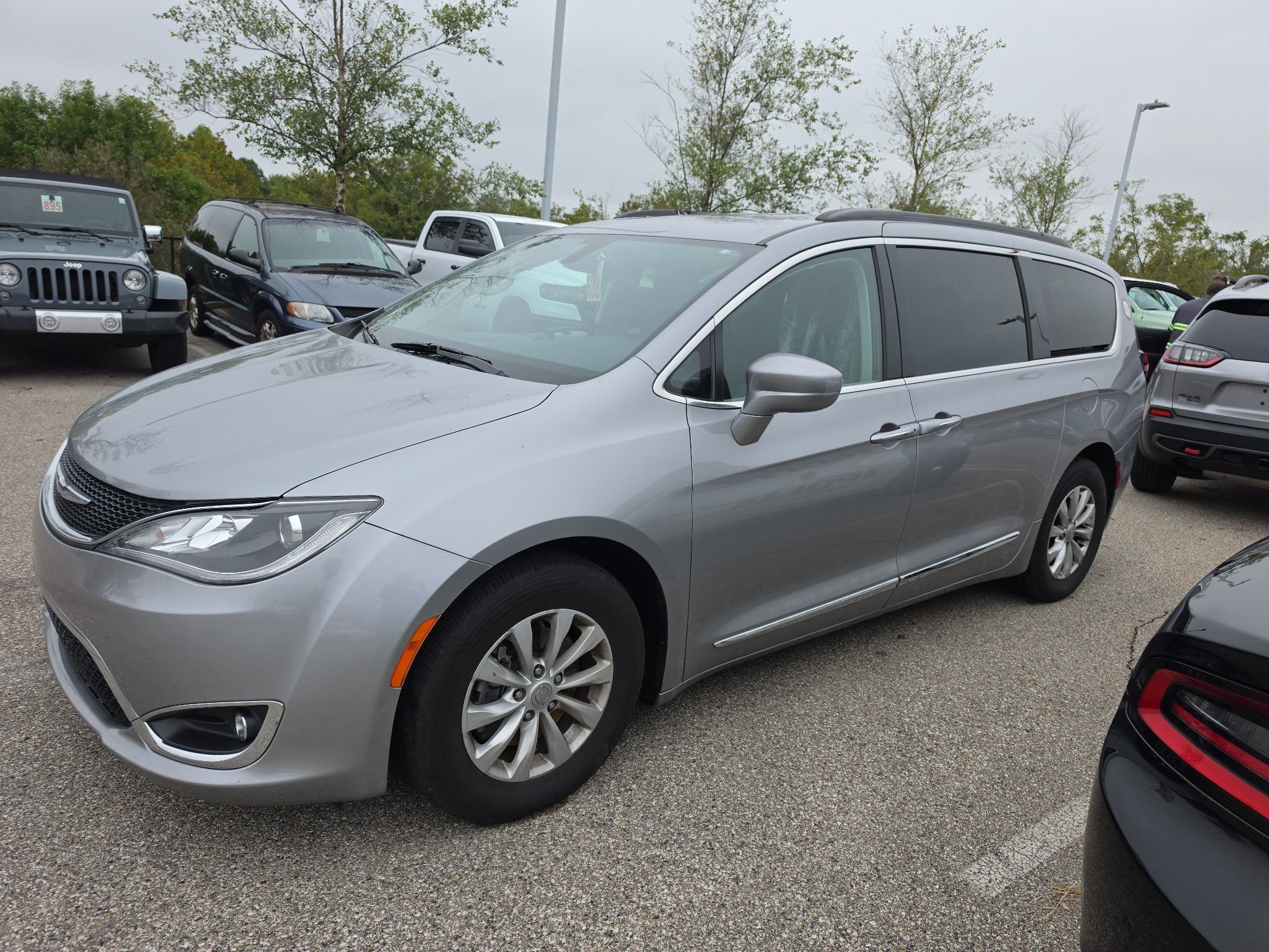 Used 2017 Chrysler Pacifica Touring-L FWD image 2