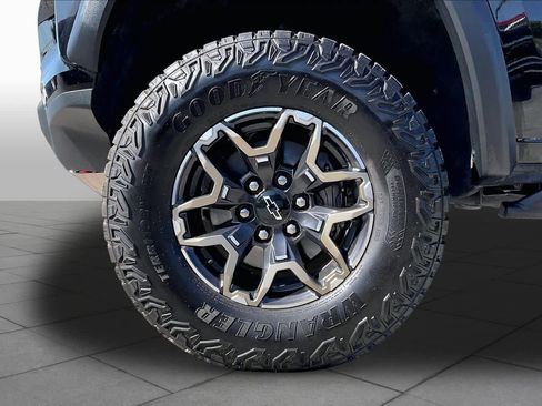 Used 2024 Chevrolet Colorado ZR2 w/ Technology Package AWD/4WD image 11