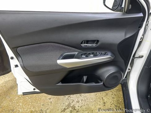 Used 2018 Nissan Kicks SV FWD image 18