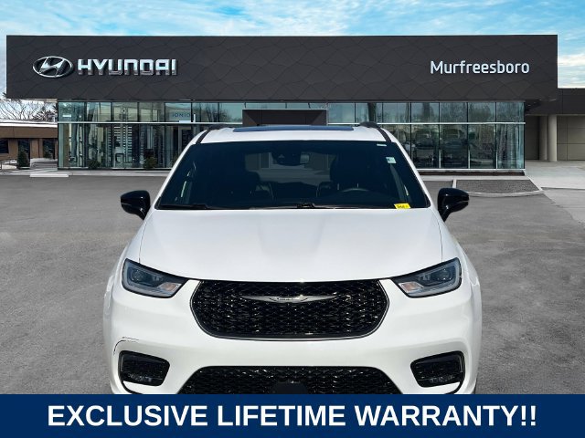 Used 2025 Chrysler Pacifica Limited FWD image 2