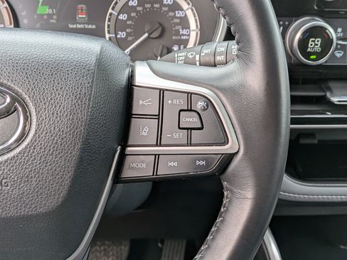 Certified 2023 Toyota Highlander XLE image 32