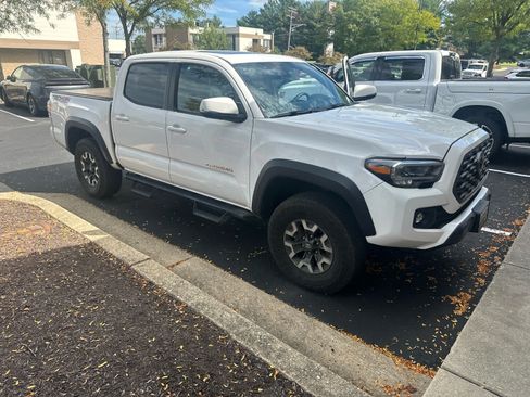 Used 2022 Toyota Tacoma TRD Off-Road w/ TRD Premium Off Road Package AWD/4WD image 3
