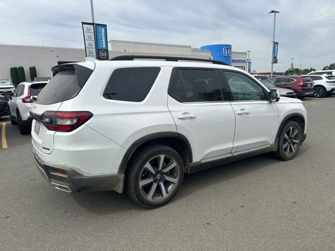 Used 2024 Honda Pilot Touring image 3