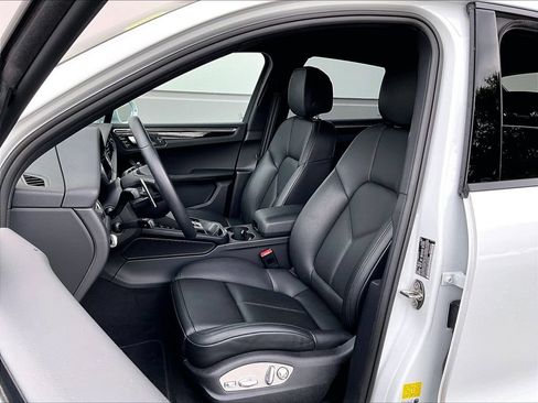 Certified 2026 Porsche Macan AWD/4WD image 5