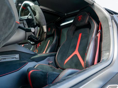Used 2020 Lamborghini Aventador SVJ AWD/4WD image 14