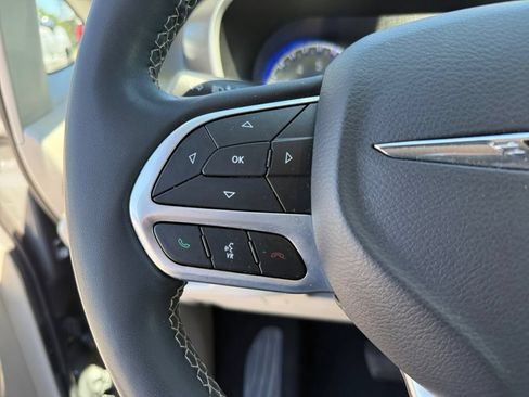 Used 2023 Chrysler Pacifica Touring-L FWD image 24
