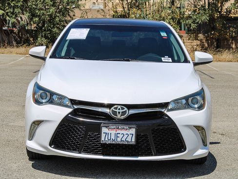 Used 2017 Toyota Camry SE FWD image 2