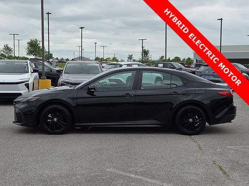 Used 2025 Toyota Camry SE FWD image 3