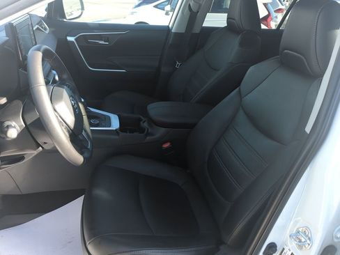 Used 2022 Toyota RAV4 XLE Premium image 17