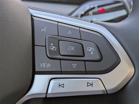 New 2025 Volkswagen Tiguan SE image 25