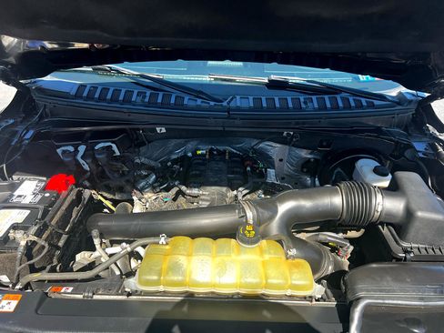 Used 2021 Ford Expedition XLT image 23