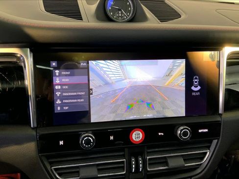 Used 2025 Porsche Macan image 31