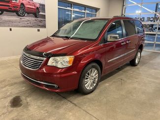 Used 2014 Chrysler Town & Country Limited w/ Luxury Group video 1