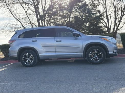 Used 2016 Toyota Highlander XLE image 2