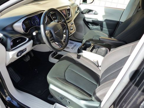 Used 2020 Chrysler Pacifica Touring w/ Tire & Wheel Group FWD image 16