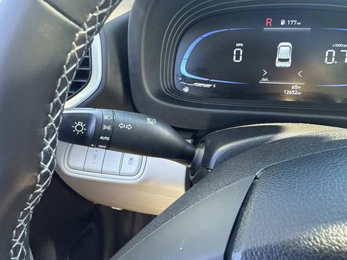 Used 2024 Hyundai Venue SEL image 33