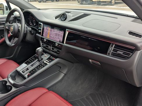 Used 2025 Porsche Macan image 26