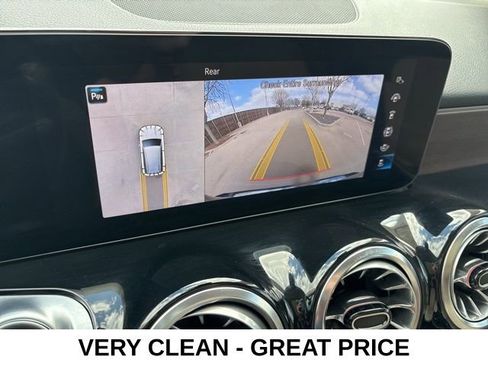 Used 2023 Mercedes-Benz GLB 250 4MATIC w/ Premium Package image 11