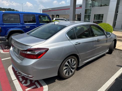Used 2017 Honda Accord Touring image 4