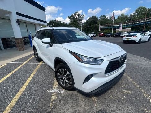 Used 2022 Toyota Highlander XLE image 3