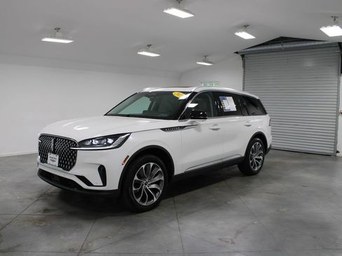 Used 2025 Lincoln Aviator Reserve w/ Illumination Package AWD/4WD image 4