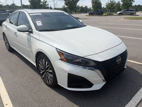 Used 2024 Nissan Altima 2.5 SV w/ SV Premium Package FWD image 3