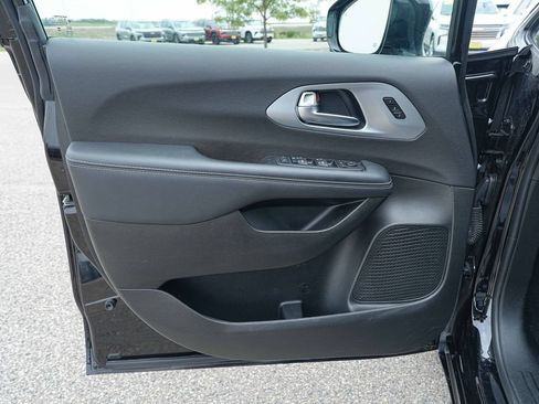 Used 2025 Chrysler Pacifica Limited FWD image 25