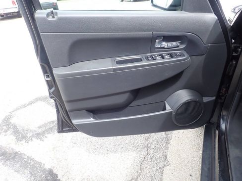 Used 2010 Jeep Liberty Sport w/ Popular Equipment Group AWD/4WD image 10