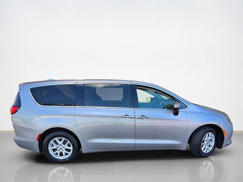 Used 2017 Chrysler Pacifica LX FWD image 2