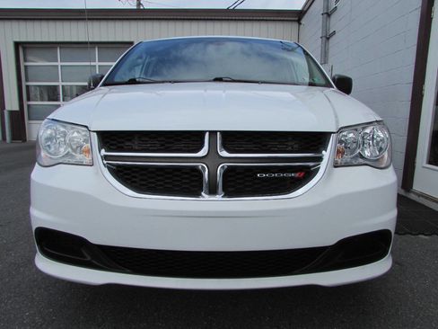 Used 2019 Dodge Grand Caravan SE image 2
