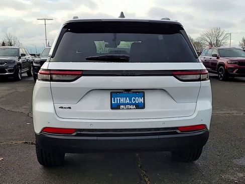 New 2025 Jeep Grand Cherokee Altitude image 7