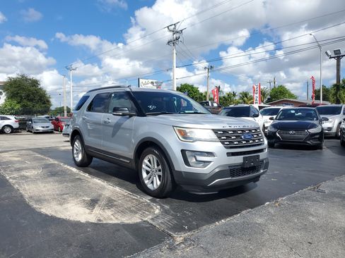 Used 2017 Ford Explorer XLT w/ Equipment Group 202A image 5