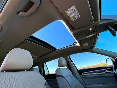 Used 2022 Volkswagen Atlas SEL Premium image 17