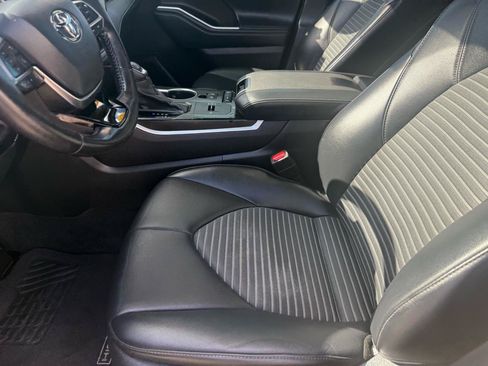 Used 2021 Toyota Highlander XSE FWD image 12