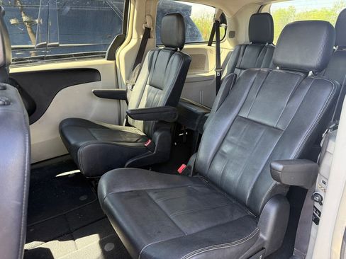 Used 2016 Chrysler Town & Country Touring image 10