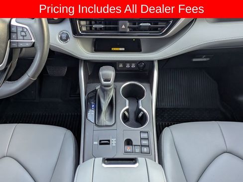 Used 2023 Toyota Highlander XLE FWD image 20