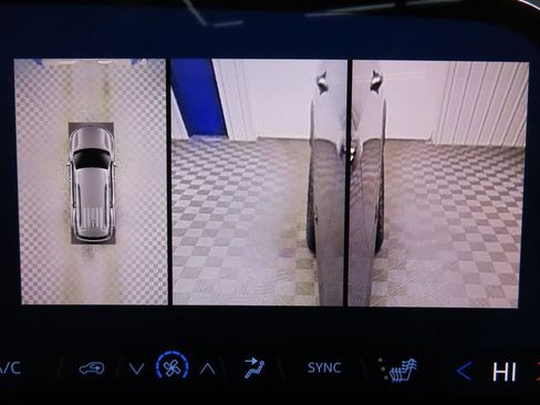 Used 2025 Chevrolet Traverse Z71 image 17