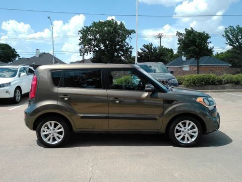 Used 2012 Kia Soul + w/ Audio Pkg FWD image 5
