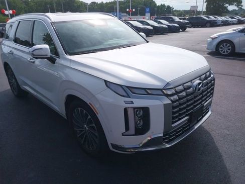 Used 2023 Hyundai Palisade Calligraphy w/ Cargo Package FWD image 2
