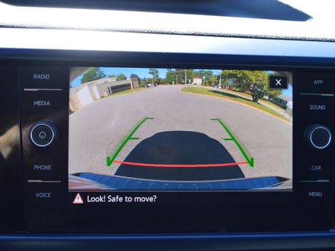 Used 2022 Volkswagen Taos SE image 9