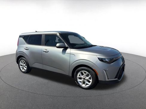 Used 2025 Kia Soul LX w/ LX Technology Package FWD image 2