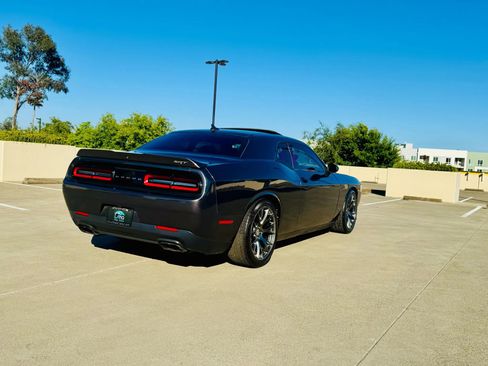 Used 2016 Dodge Challenger SRT w/ Technology Group image 10