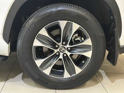 Certified 2024 Toyota Highlander XLE AWD/4WD image 8