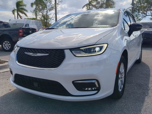 Used 2025 Chrysler Pacifica Select image 9