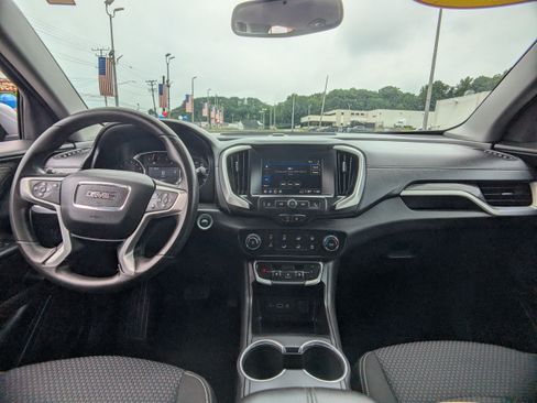 Used 2024 GMC Terrain SLE AWD/4WD image 16
