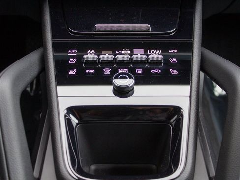 Used 2024 Porsche Cayenne w/ Premium Package image 21