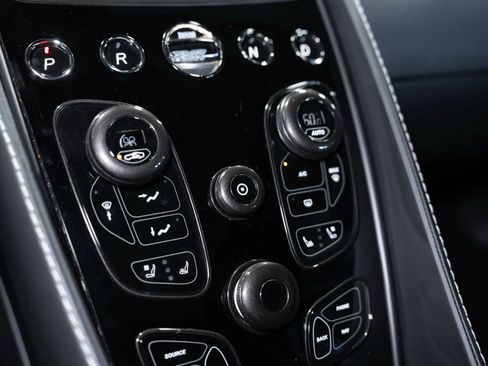 Used 2017 Aston Martin Vanquish Coupe RWD image 24