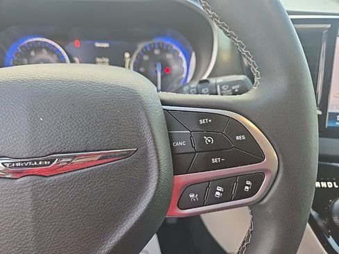 Used 2024 Chrysler Pacifica Touring-L image 22