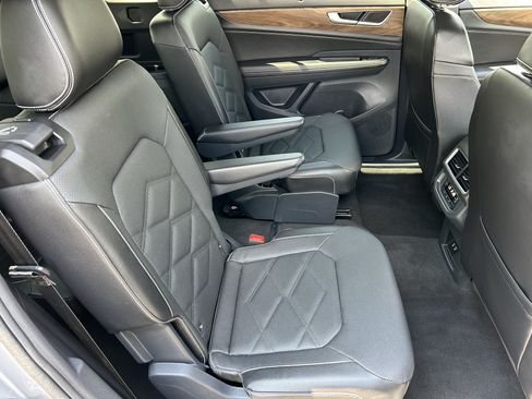 Used 2024 Volkswagen Atlas SE w/ Black Wheel Package FWD image 11